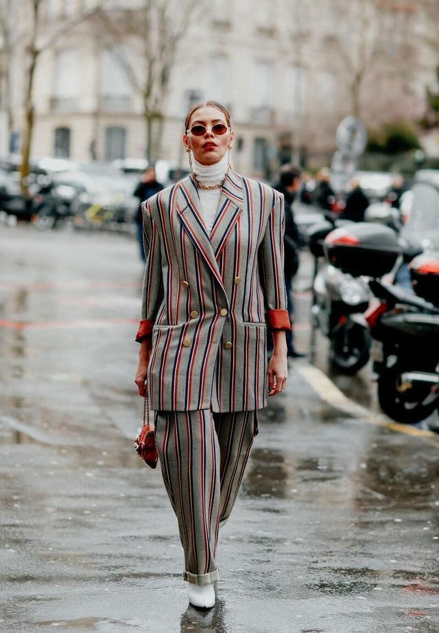 身材 别穿条纹衫了，今年流行的是“条纹长裤”，显瘦减龄，轻松上档次