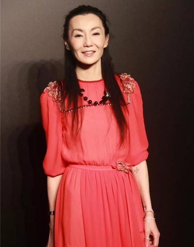 设计 张曼玉容颜虽老，骨子里依旧透着美感