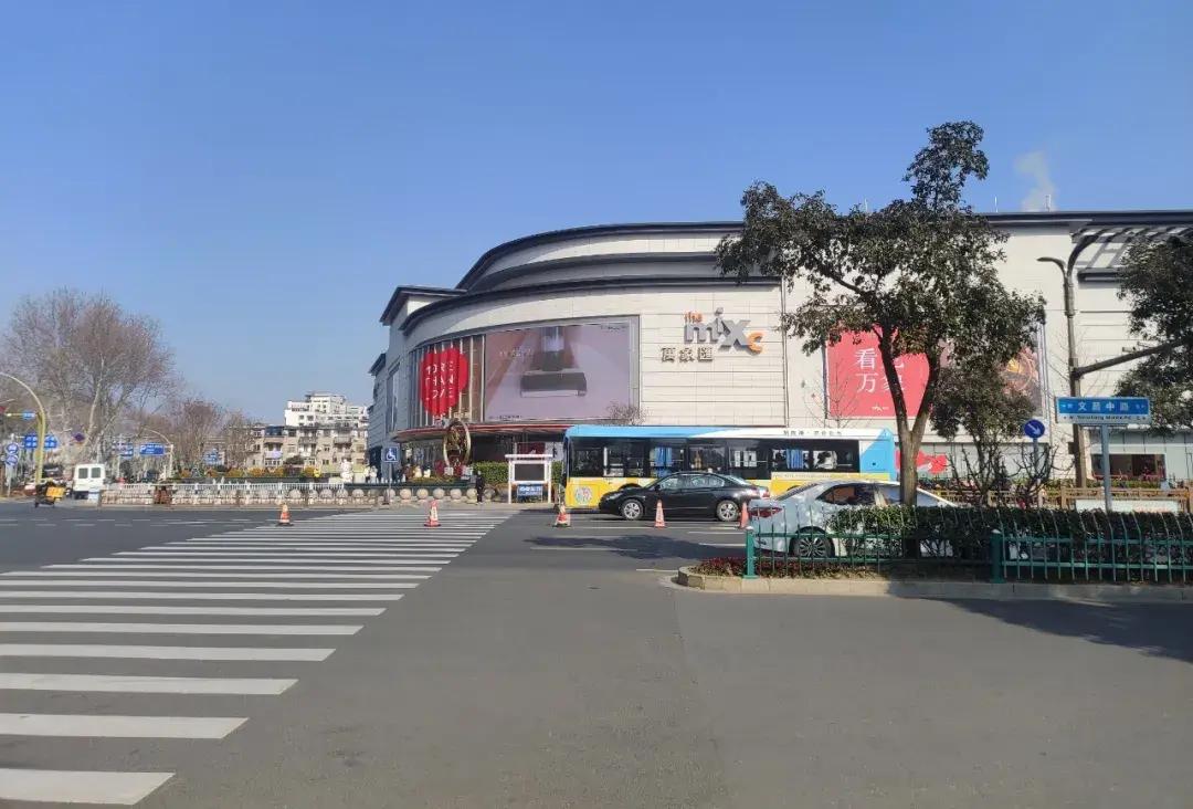 大年初五下午一点左右,华懋购物中心门前并无多少客流,曾被广告牌填满