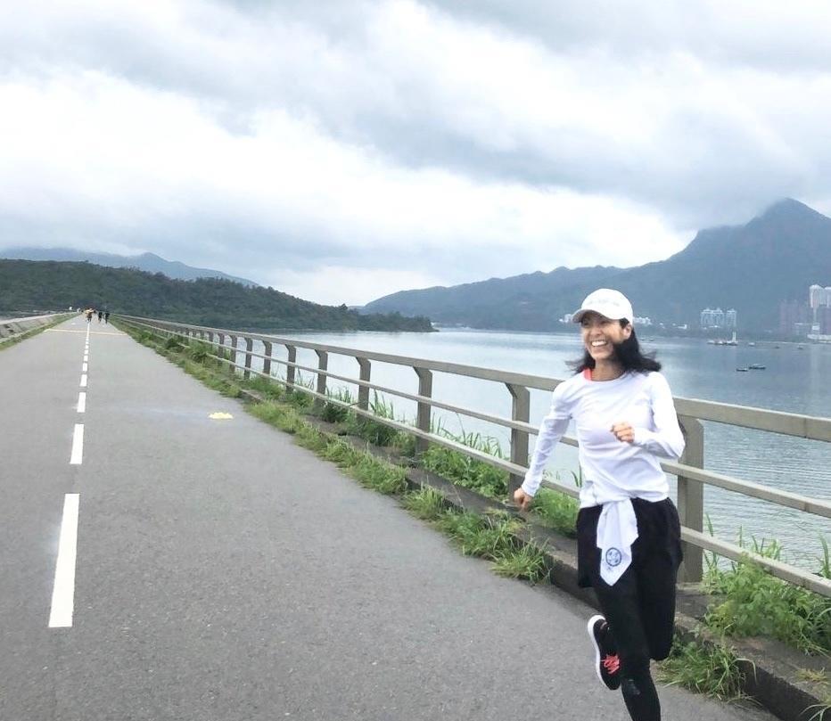 脸蛋 65岁米雪成精了，打扮得像“芭比娃娃”，脸蛋身材气质远胜同龄人