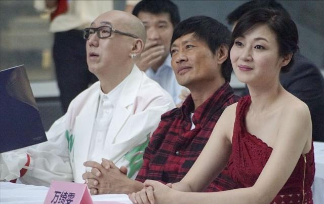 短裙 年过半百的万绮雯身材一点没缩水,穿无袖蕾丝短裙,仍有妙曼身姿