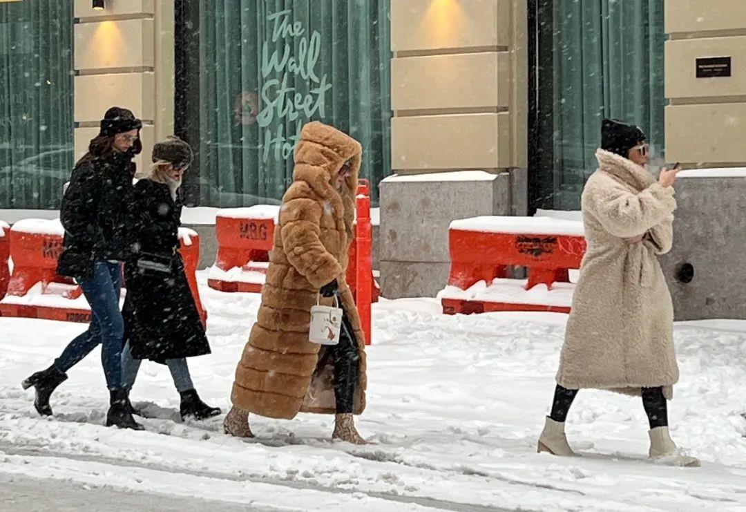 金色 《欲望都市》原来没骗人，纽约人下雪天真的这样穿.