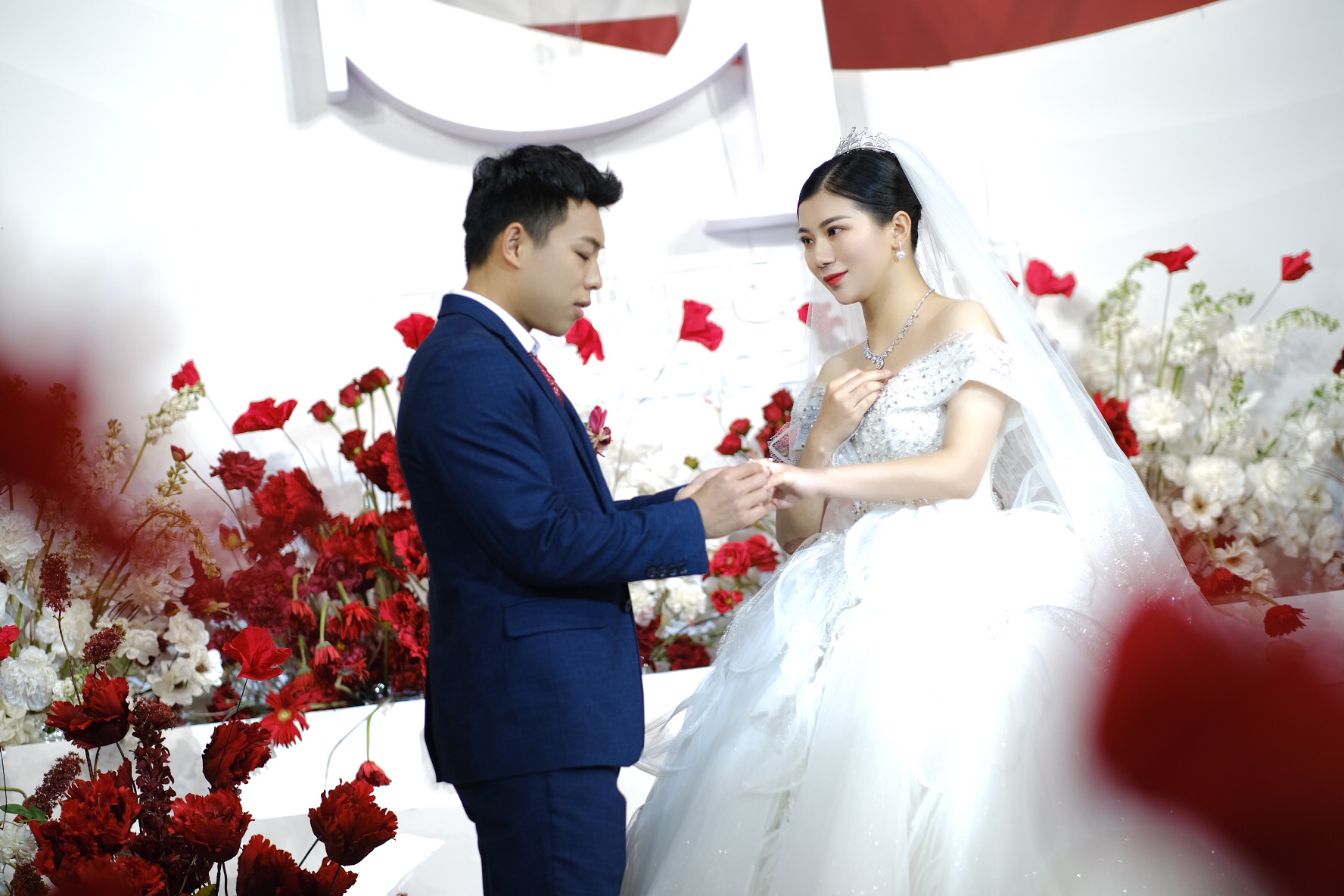 奥运冠军谌利军高甜婚礼现场,以dr钻戒向妻子许诺用一生爱一人_举重