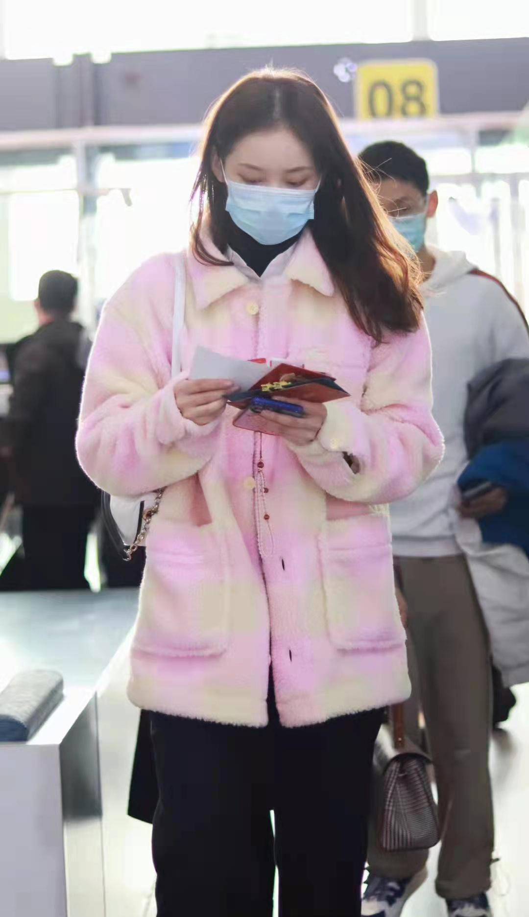 黑色 孙伊涵粉色毛绒格子外套配黑色休闲裤，时尚保暖又舒适