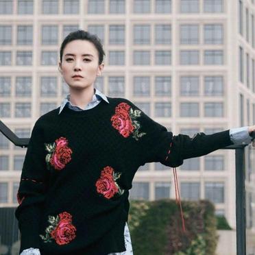 好身材 身穿一件印花设计的黑色针织衫叠穿浅色条纹衬衫,很有层次感,再搭配皮质短裙