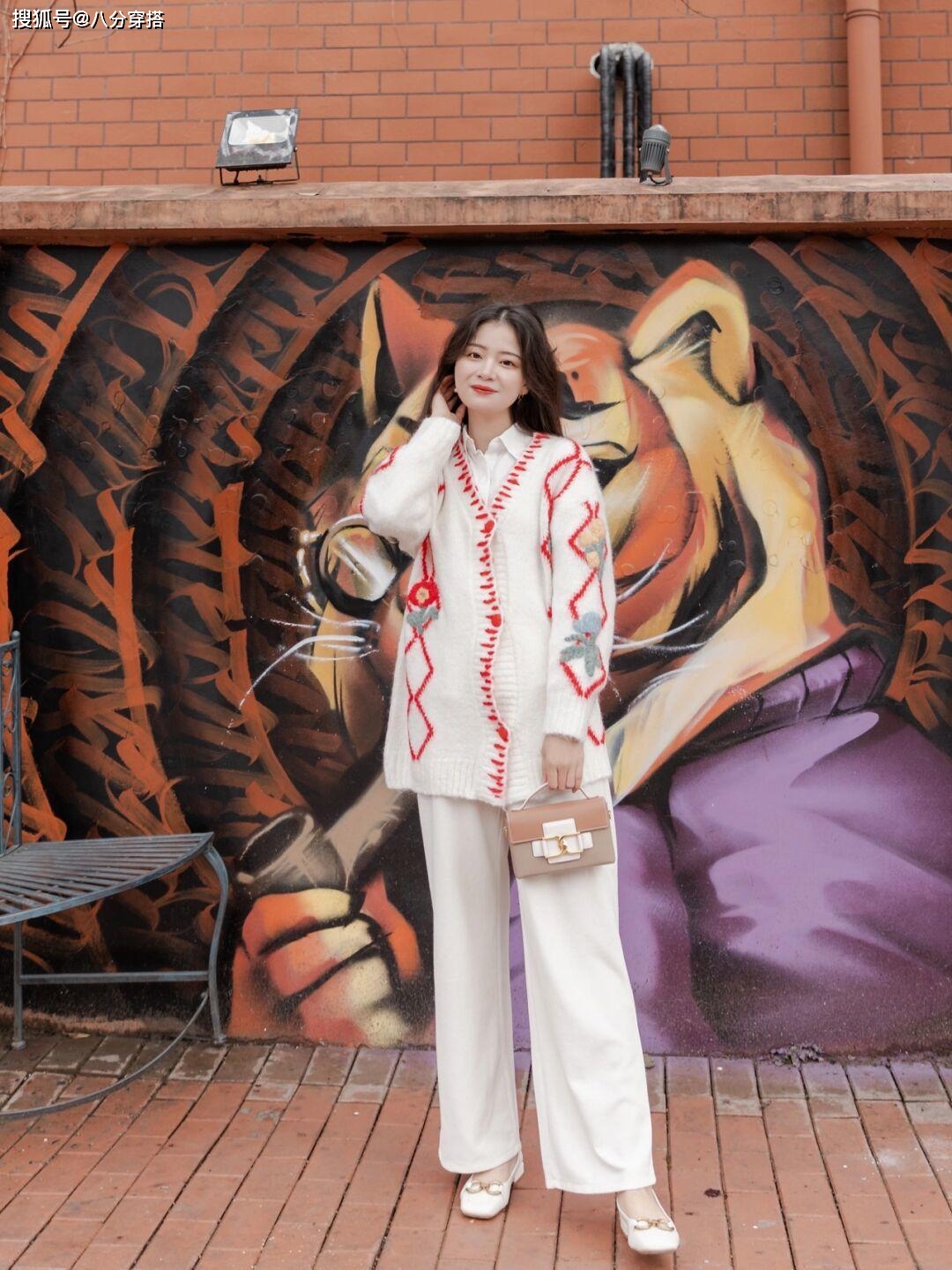 下装 “毛衣”怎么穿高级又洋气？看看这些穿搭造型，柔软舒适又显气质