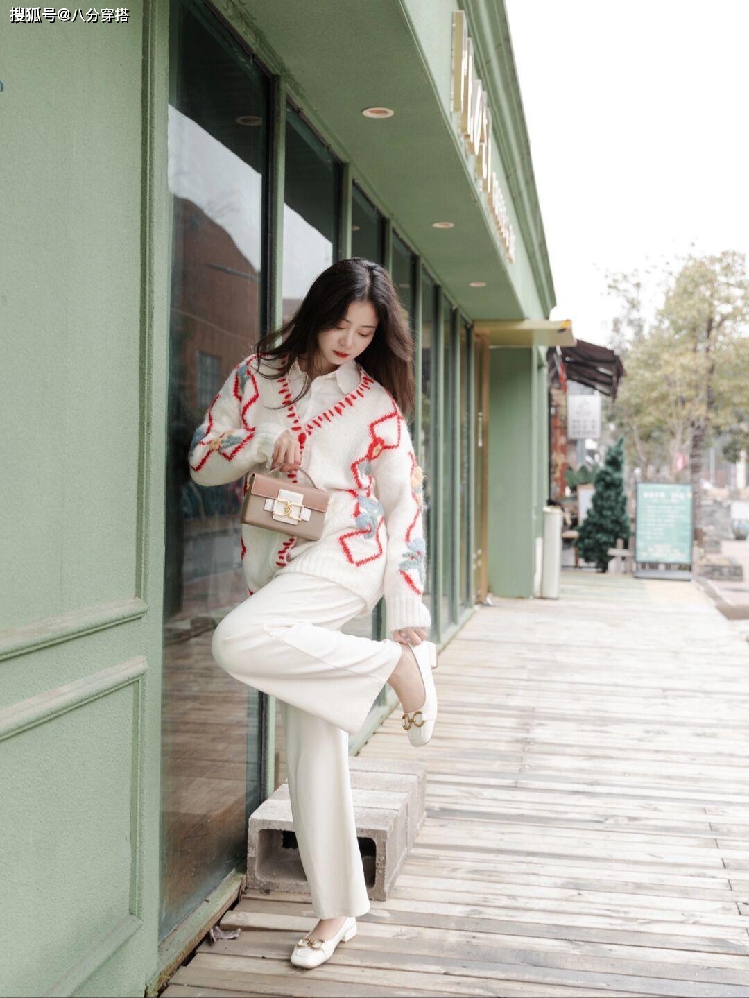 下装 “毛衣”怎么穿高级又洋气？看看这些穿搭造型，柔软舒适又显气质