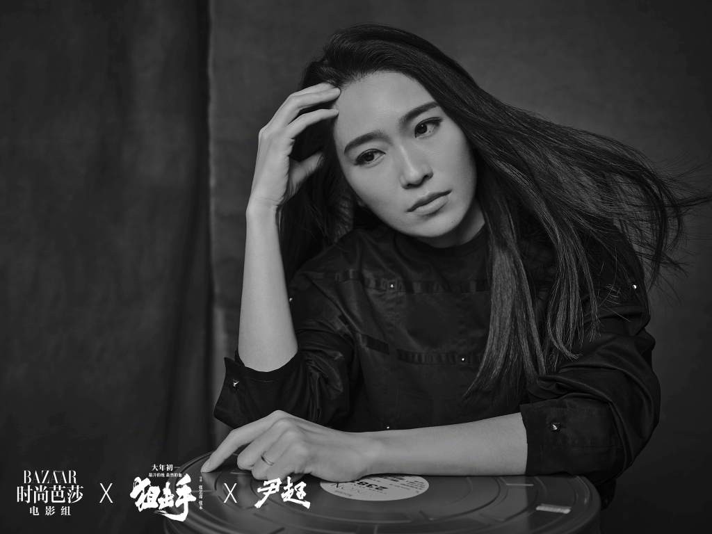 父女 张艺谋带着大女儿拍时尚大片，父女俩人瞅着真像，穿得简单很舒适