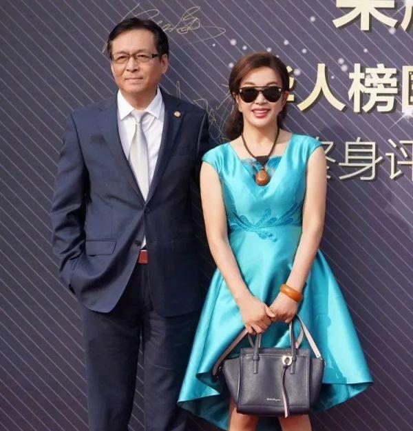 水蓝 66岁刘晓庆厉害了，一袭水蓝缎面裙诠释出高级美，优雅气质好出