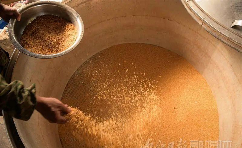 内江|内江“神奇”!民间土酿高粱酒,每年外卖三万斤——