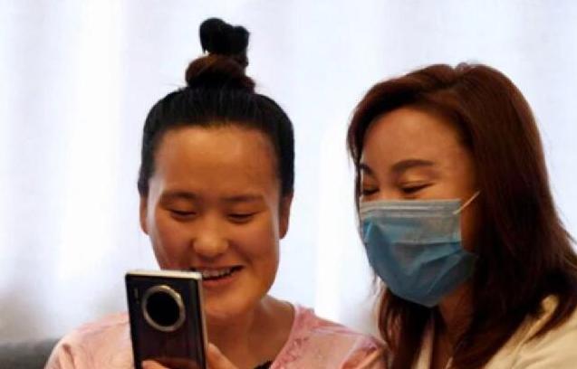 社会歪脸女孩整容成功后拒当网红，终圆教师梦，网友评其：不忘初心