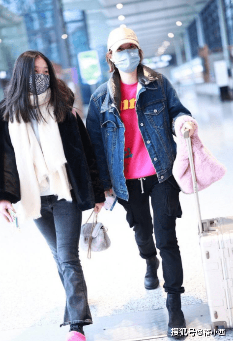 马伊琍 马伊琍真是越活越年轻，穿牛仔外套配玫红色t恤，洋气减龄还时髦