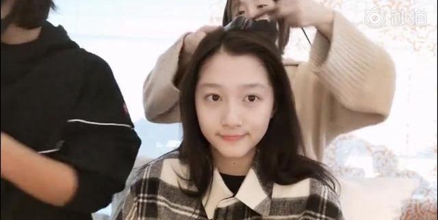下巴网友偶遇火箭少女，吴宣仪头围比路人小很多，张紫宁却一直在学习