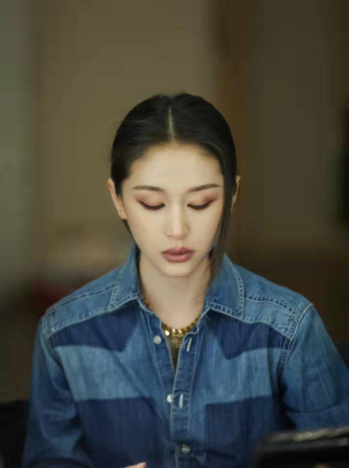 设计 王子文气质好穿什么都好看，一袭无袖毛衣裙亮相，精致又有女人味