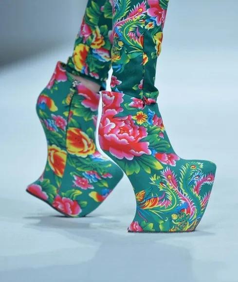 花布 潮流起点在东北！37米长KAWS公仔刷爆网络，成为长白山第一标志！