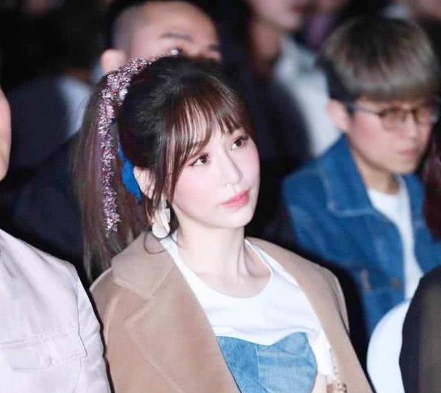 内地王心凌本来长着不显老的娃娃脸,硬是被整成奶奶脸,都快笑不动了