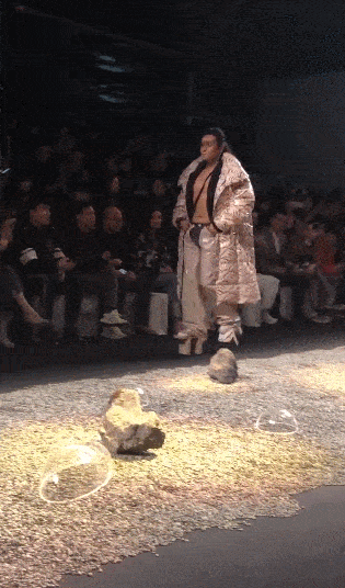 高叉 奚梦瑶了解下？陈志朋穿高叉衣配恨天高，小肚腩明显仍气场全开