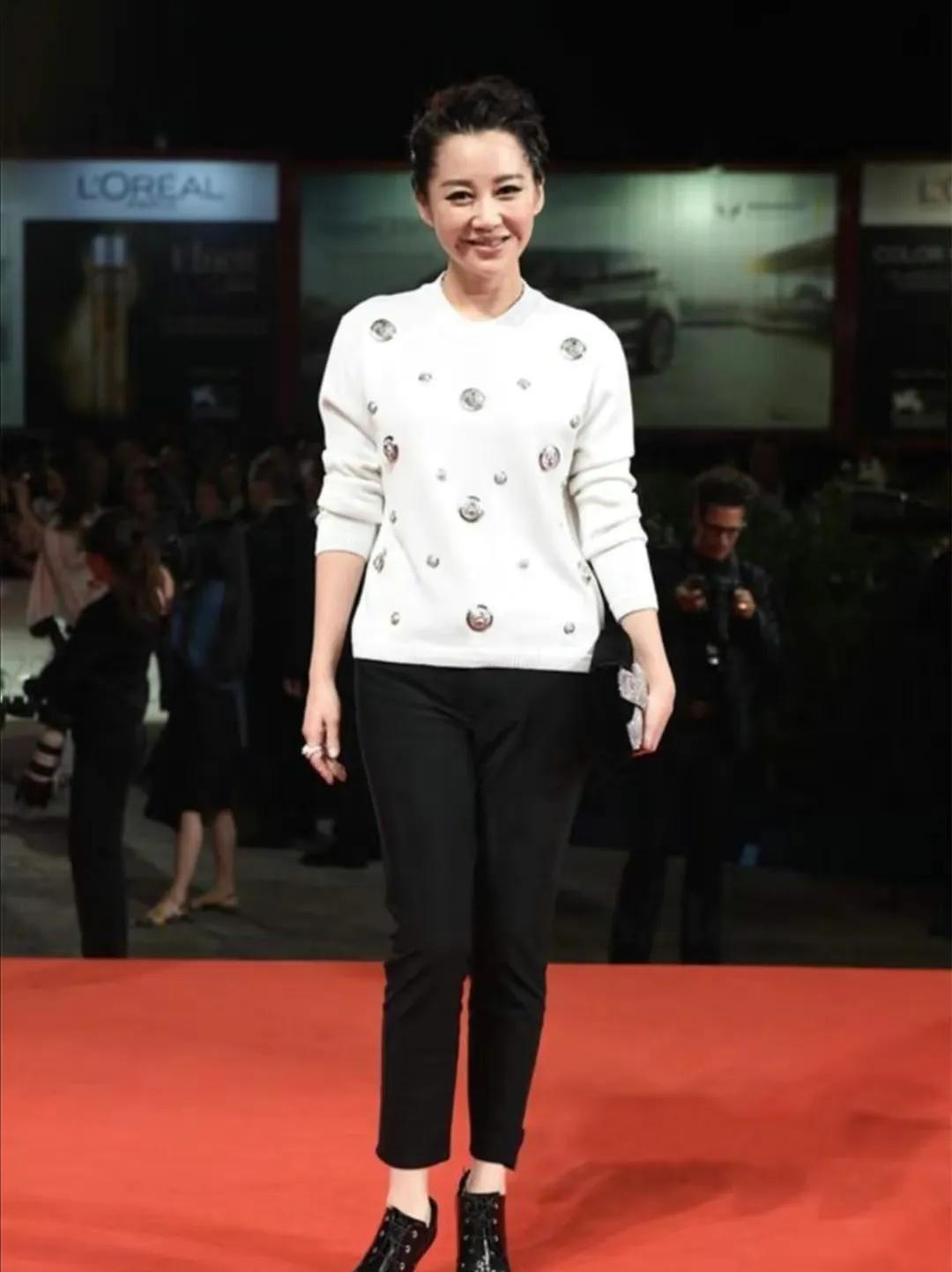 牛仔 彻底被许晴惊艳到了!穿玫红色毛衫犹如少女般心态,太美了