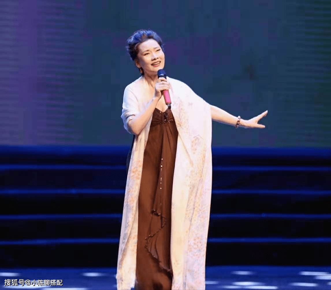 黑长直 为什么50+女性偏爱短发,看何赛飞、潘虹的这些发型就明白了