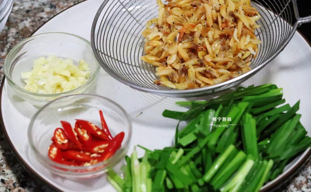 胡椒|立春后韭菜搭配这食材一起炒，香辣下饭，每次做要多吃3碗饭