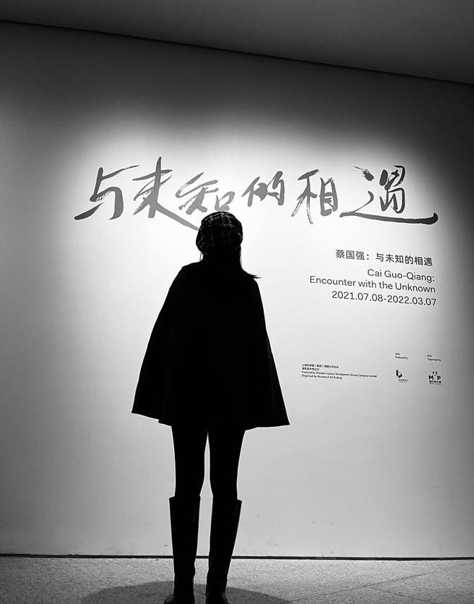 身材 翁虹打卡上海展览馆，穿蝙蝠衫配黑打底裤，出道33年还是少女身材