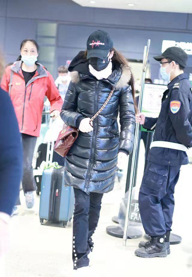 显得 吉娜真是太瘦了，羽绒服也能穿出紧身感，背2万包打扮接地气