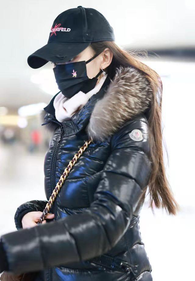 显得 吉娜真是太瘦了，羽绒服也能穿出紧身感，背2万包打扮接地气