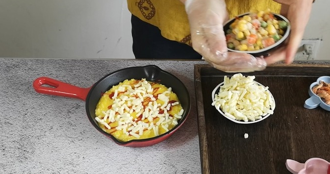 披萨|剩米饭别再做蛋炒饭了，这样做有创意又简单，孩子隔三差五就想吃