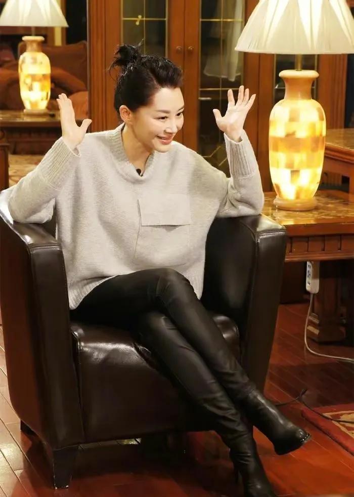 牛仔 彻底被许晴惊艳到了!穿玫红色毛衫犹如少女般心态,太美了