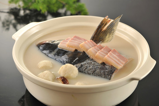 做鲟鱼头汤时,通过长时间的文火煲制,将鲟鱼头中含有的大量胶原蛋白熬