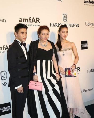 设计 何超欣穿校服参加活动，白衬衫配高腰百褶裙，不站C位照样抢眼