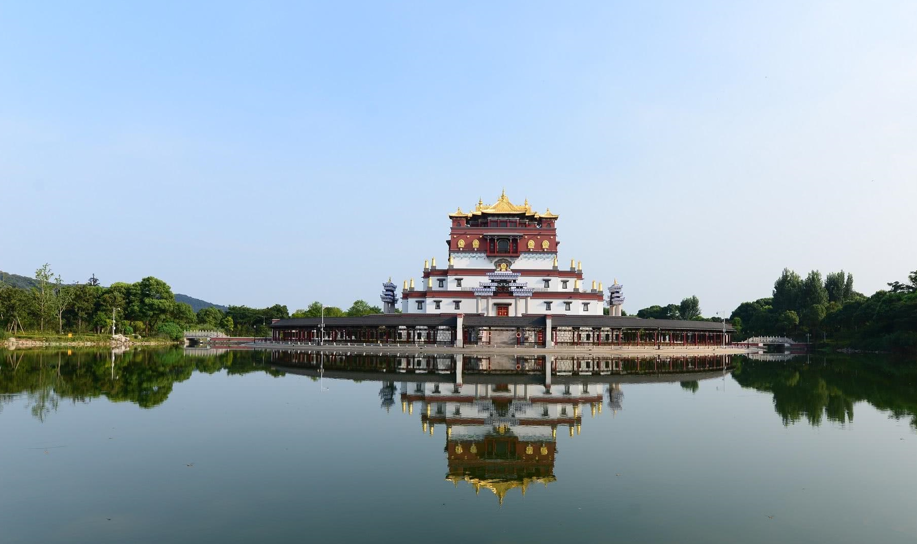 无锡的灵山大佛是世界著名景点之一,位于江苏省无锡市滨湖区马山国家