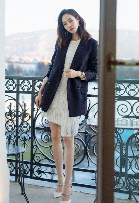 高跟鞋 张钧甯太瘦了，必须用“皮带”系住脚踝鞋才不会掉，但意外时尚！