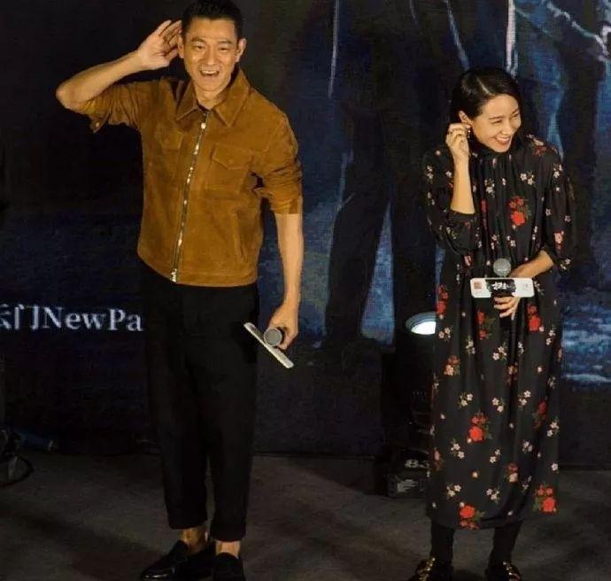 吊带 林嘉欣才41岁,就把自己打扮成老年人?童年的男神刘德华老了!