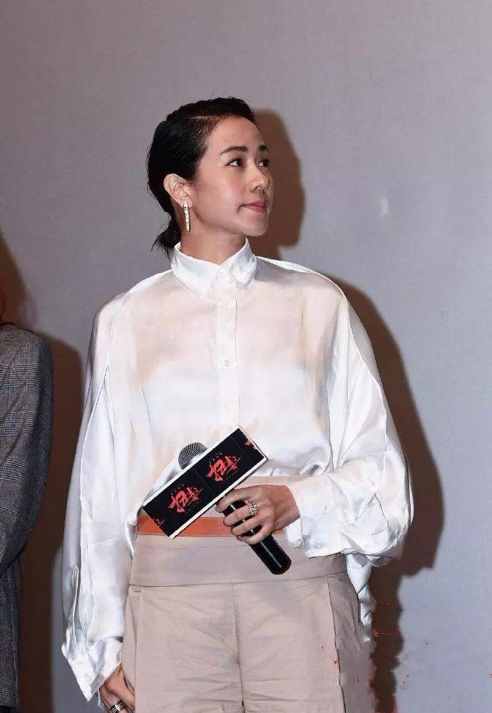 吊带 林嘉欣才41岁,就把自己打扮成老年人?童年的男神刘德华老了!