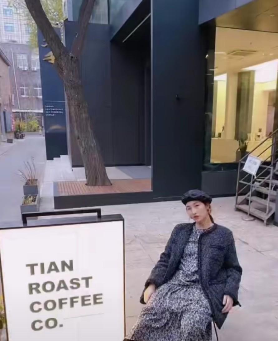 好身材 “鲁智深”携娇妻上演野兽与美女！小21岁老婆黑衣配线袜好时髦