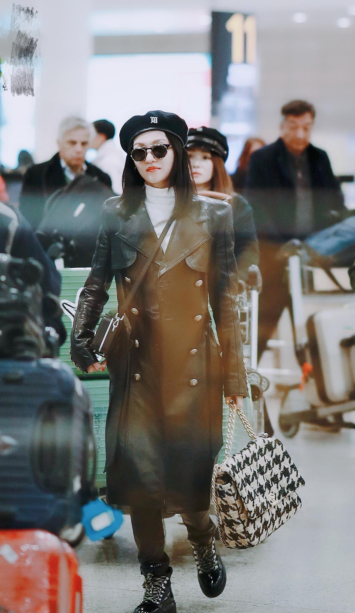 刘海小 张韶涵化身锦鲤送祝福，黑色狗啃刘海小十岁，LV的小皮裙真火辣