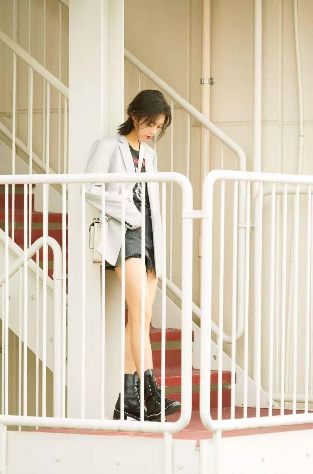 感觉 17岁赵今麦真长开了,鼻子真是全脸之光,大眼小脸更“灵”了