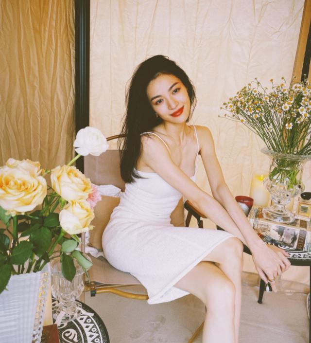 女友 世界首富带女友追星，52岁女友穿白裙秀身材，少女腰太纤细