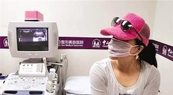 女孩子花费400多万,整容200多次,沦落到坐轮椅,乳房险被切除