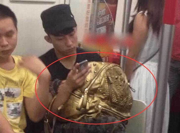 黄景瑜黄景瑜素人时期被偷拍，非主流愣是穿出时尚感，这才是男明星的体面
