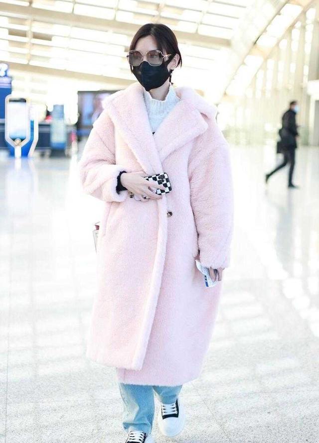 孙怡 孙怡高调复工,穿2万8大衣拎冰墩墩包,爆款搭配可爱感爆棚