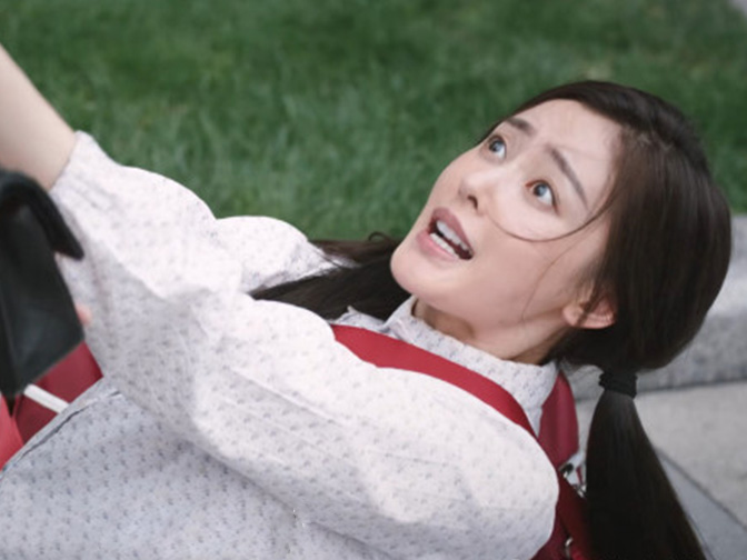 张天爱的村姑造型真美,穿衬衣扎双马尾,网友:巨星风采藏不住_照片