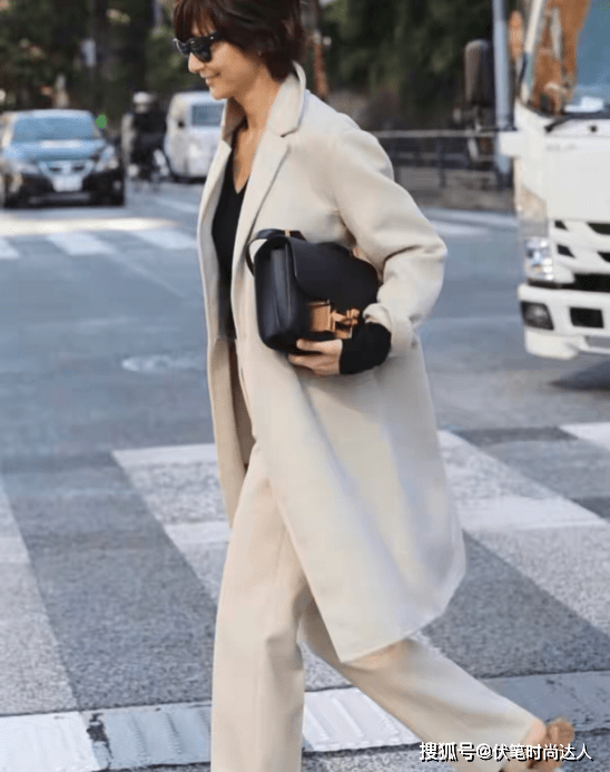富冈 中年女人别轻易服老！跟富冈佳子学简约搭配，优雅大气特年轻