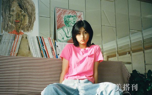 演技 太乖了吧！张子枫渔夫帽机场被粉丝吓懵，憨笑签名乖巧等助理救援