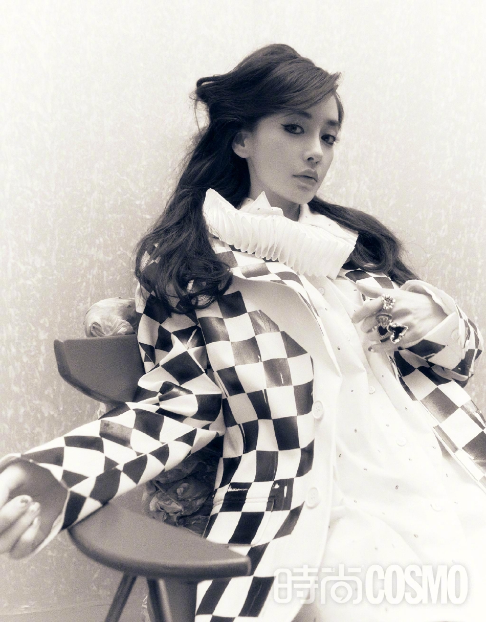 杨颖穿黄色套装搭烟熏妆超美艳!