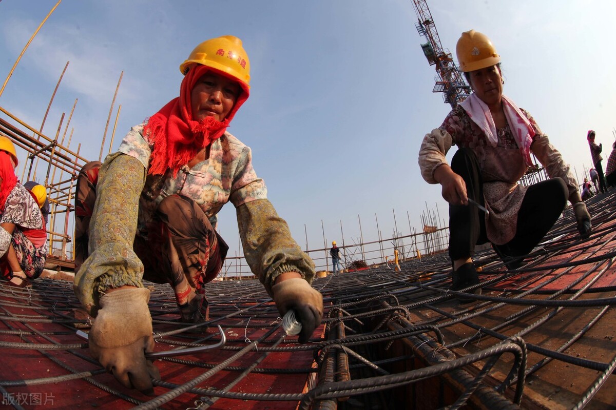 越来越多的人不愿意去工地干活,建筑工人断层问题如何解决?