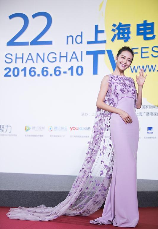 颜色 王鸥怎么这么美啊，就算礼服裙设计的很华丽，也没有她惹眼