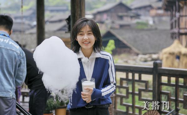 演技 太乖了吧！张子枫渔夫帽机场被粉丝吓懵，憨笑签名乖巧等助理救援