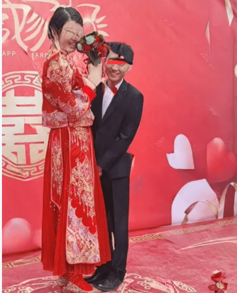 女高男矮的最萌婚礼:新郎要亲新娘够不着,如小鸟依人一脸害羞样_新人